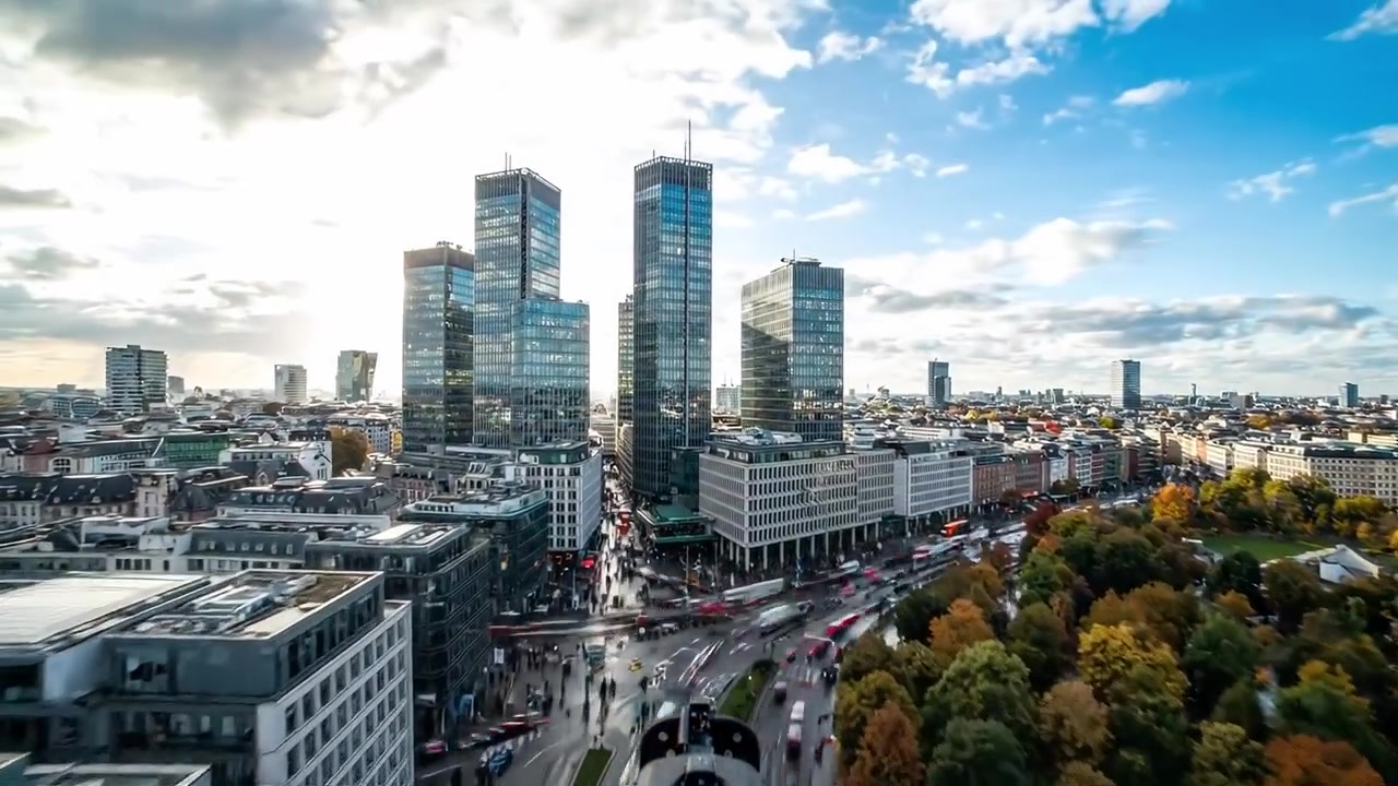 Dynamische Stadtszene mit Verkehr und Wolkenkratzern, festgehalten in zwei Aufnahmen: Eine Momentaufnahme des Stadtlebens, die Bewegung und moderne Architektur widerspiegelt.