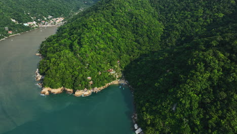 Descripción-Aérea-Inclinada-Sobre-La-Playa-De-Colomitos,-En-El-Soleado-Puerto-Vallarta,-México