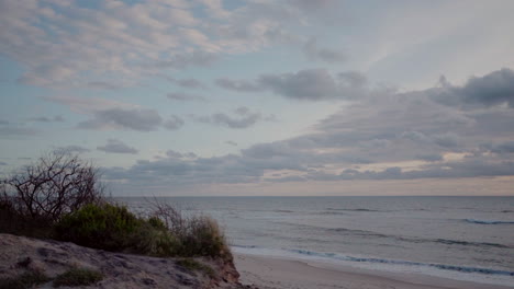 Blick-Auf-Den-Sonnenuntergang-Am-Strand-Von-Ovar-Mit-Ruhigen-Meereswellen-Und-Einem-Bewölkten-Himmel-In-Portugal