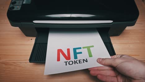 impresión de tokens nft, inscripción en una hoja blanca de papel impresa por una impresora a reacción