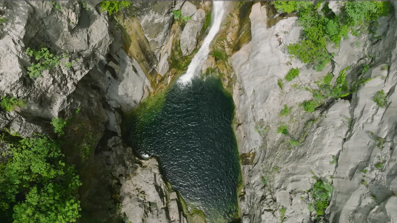 vista aérea paralela del cañón de la cascada de gubavica en el río cetina, europa