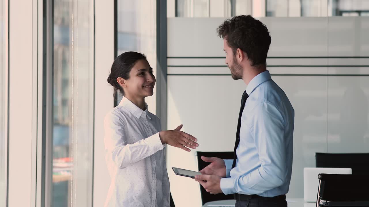 empresarios multiétnicos hacen un trato logran una reunión estrechan la mano