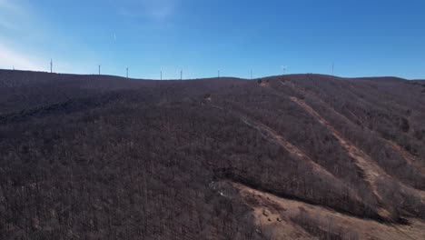 una vista panorámica de molinos de viento y pistas de esquí en lanesborough, ma, que muestra energía renovable e instalaciones deportivas de invierno