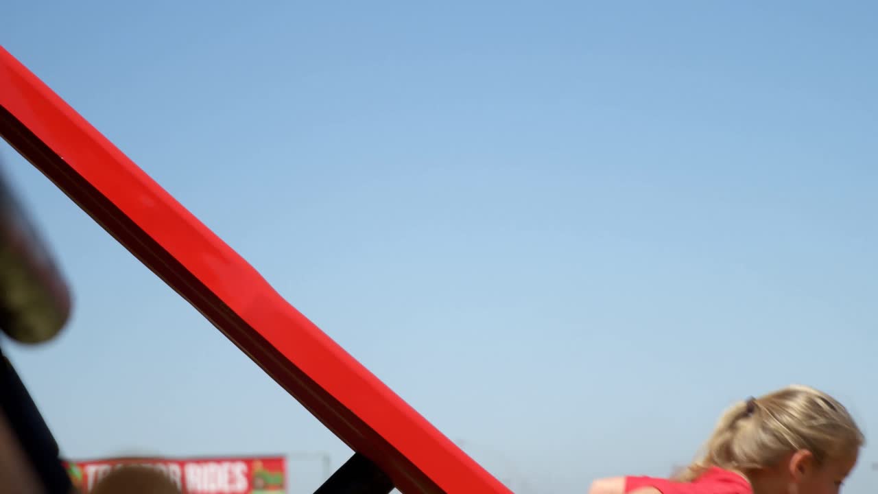 정원에서 놀고 있는 소녀 4k