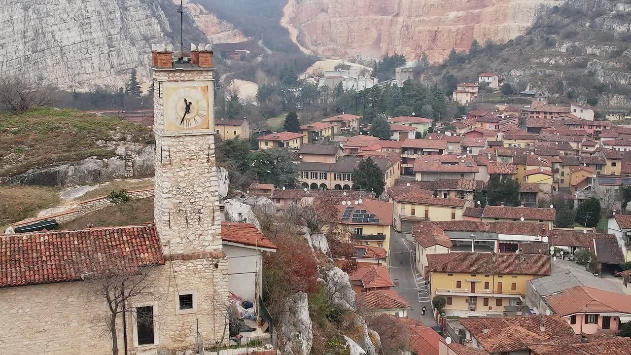 Paisaje de montañas y pueblos en los Alpes italianos