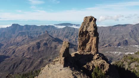 sobrevuelo de roque nublo, una roca volcánica en la caldera de tejeda, gran canaria, islas canarias, españa