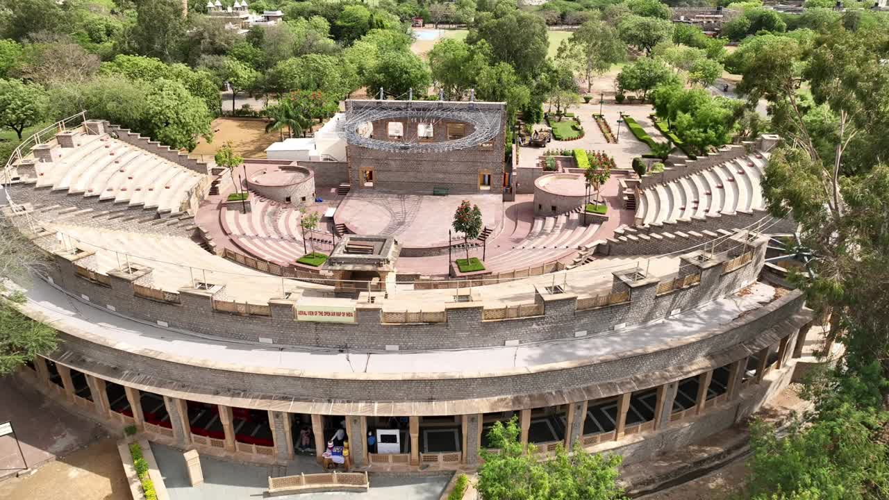 L'Anfiteatro Kangra al Mayo College di Ajmer, Rajasthan, mostra l'architettura storica del campus, lo spazio culturale e il patrimonio educativo dell'India