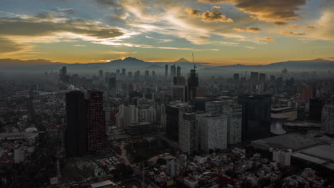 hiperlapso aéreo de un amanecer épico en la zona financiera de carso en la ciudad de méxico