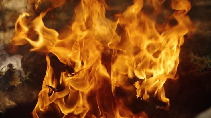 Llamas arremolinadas se elevan del fuego sagrado durante la ceremonia maya