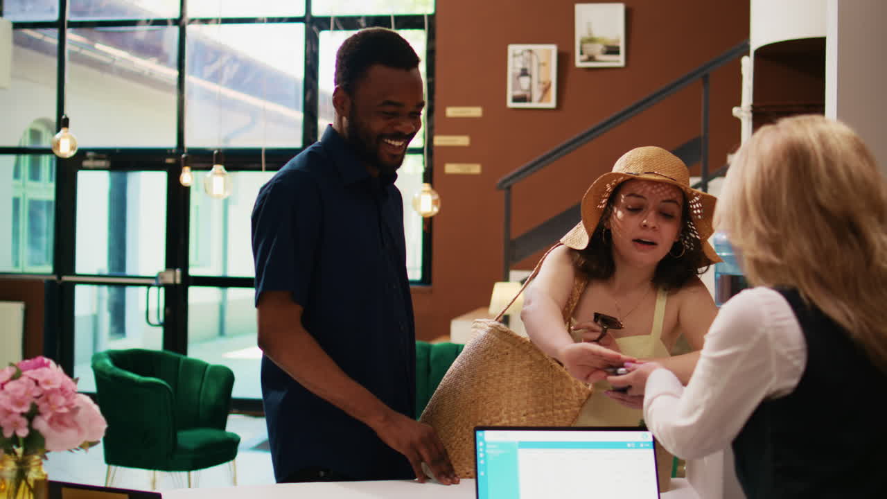 turistas que pagan por la reserva de habitaciones