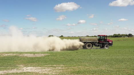 Landwirtschaftlicher-Traktor,-Der-Weißes-Pulver-Mit-Sehr-Niedrigem-Seitenwinkel-Ausbreitet