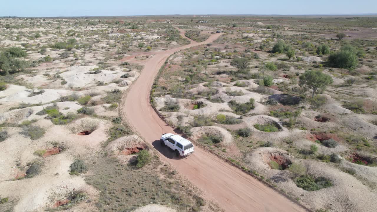 호주 뉴 사우스 웨일즈 주 화이트 클리프의 오팔 필드 탐험