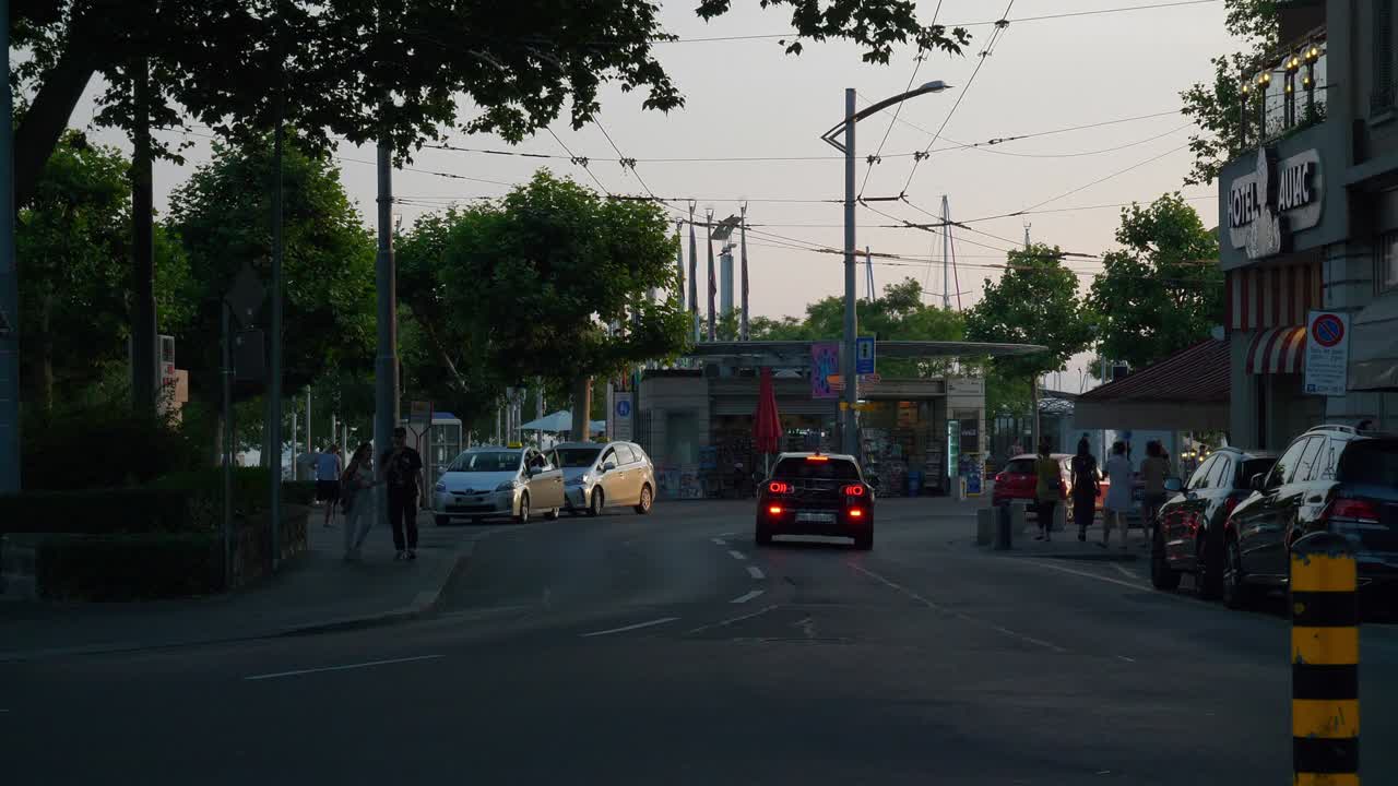 은 저녁 로잔 시 교통 거리 느린 동영상 파노라마 4k 스위스