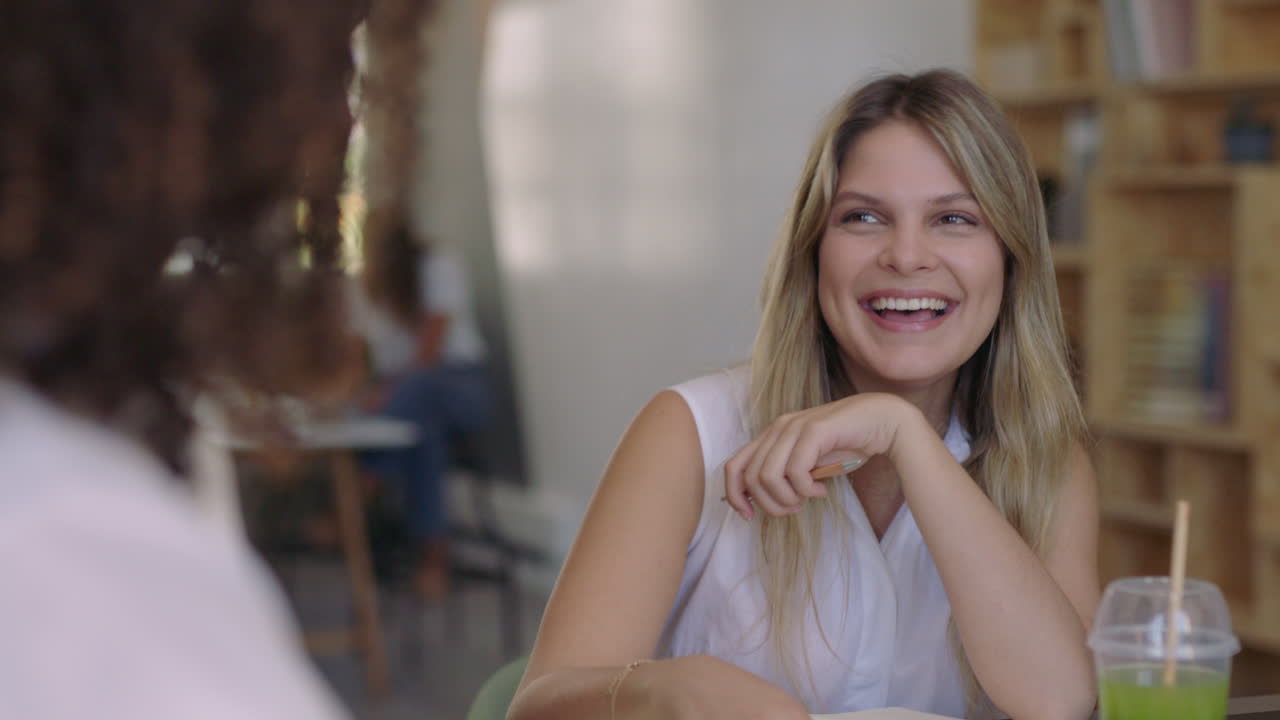 donne d'affari felici che fanno brainstorming, amici che lavorano insieme, che si divertono a conversare, che condividono idee creative in un ufficio rilassato.