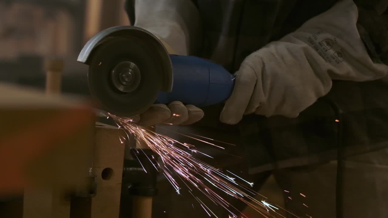 artesano trabajando con un disco de corte en un taller de mal humor