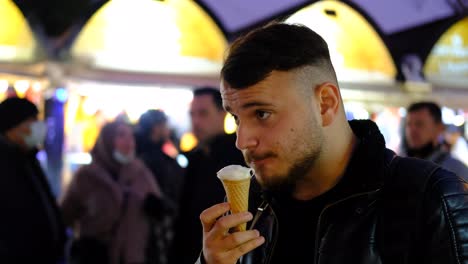 Hombre-Comiendo-Helado