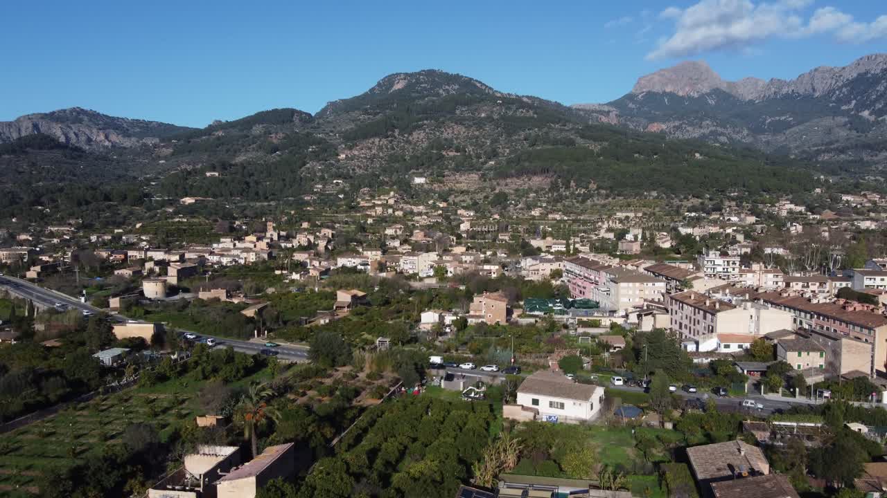 Luftaufnahme der Außenbezirke von Sóller und der Straße, die nach Port de Sóller führt. Mallorca, Spanien