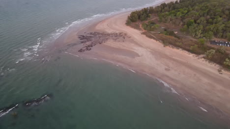 Hohe-Luftdrohnenaufnahme-Des-Lee-Point-Beach-In-Darwin,-Nordterritorium