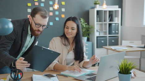 colaboración empresarial en la oficina moderna
