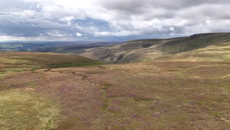 Mountain-Ridges-In-Hope-Valley,-Peak-District-National-Park,-Derbyshire,-Northern-Midlands-of-England