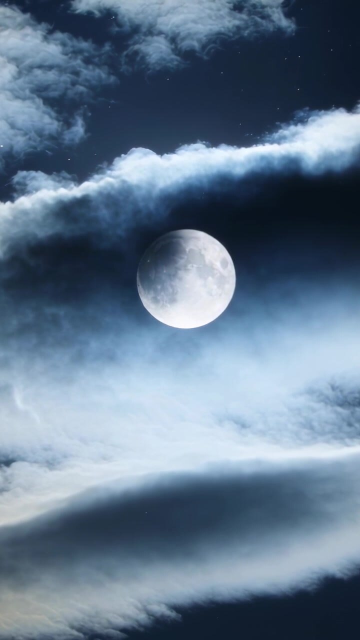 Vídeo vertical: Faixa de nuvens superiores flutuando no céu noturno, diminuindo lentamente o brilho da lua quase cheia.