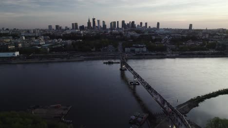 Peatones-En-El-Puente-Agrafka-Sobre-El-Río-Vístula-En-Varsovia,-Polonia