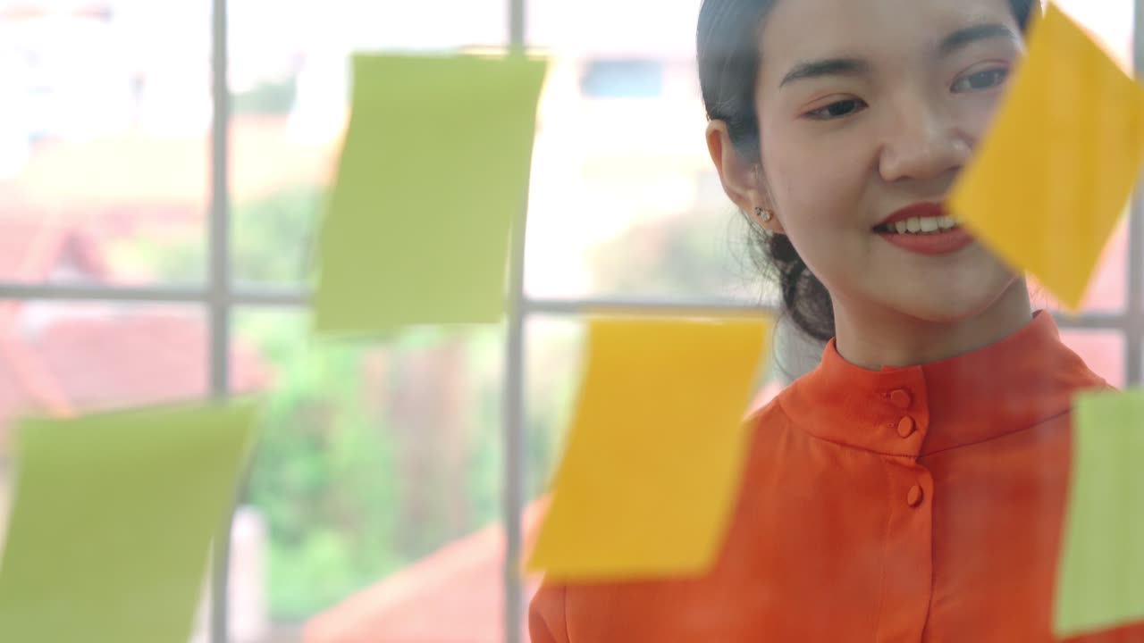 los empresarios trabajan en la junta de planificación de proyectos