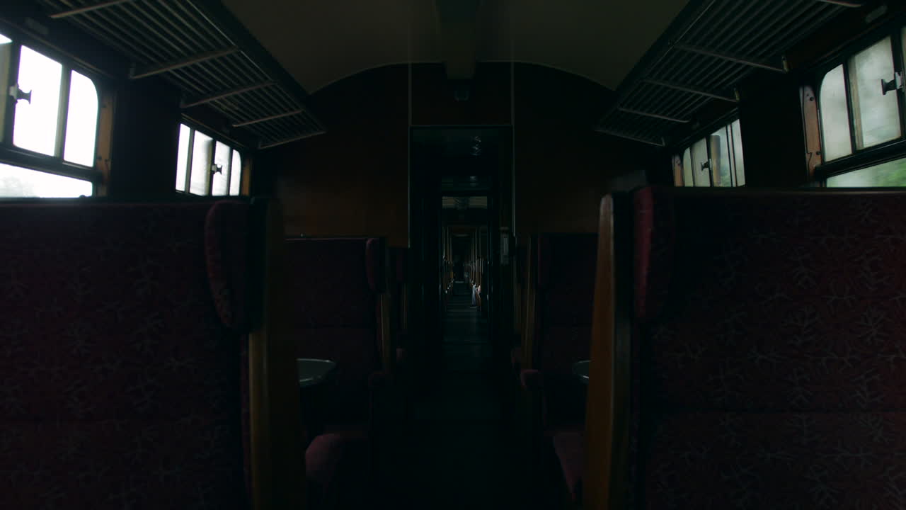 viajando en un vagón de tren retro vintage vacío en un tren de vapor