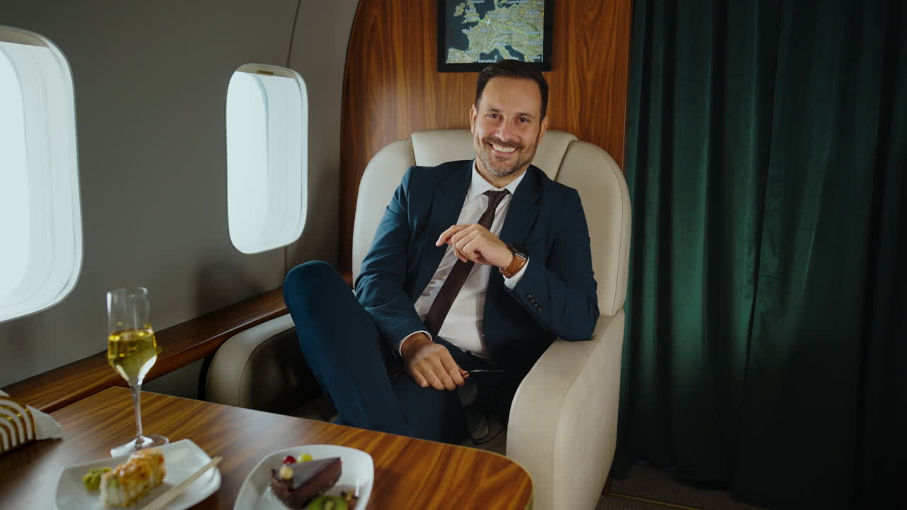 Uomo in un jet privato