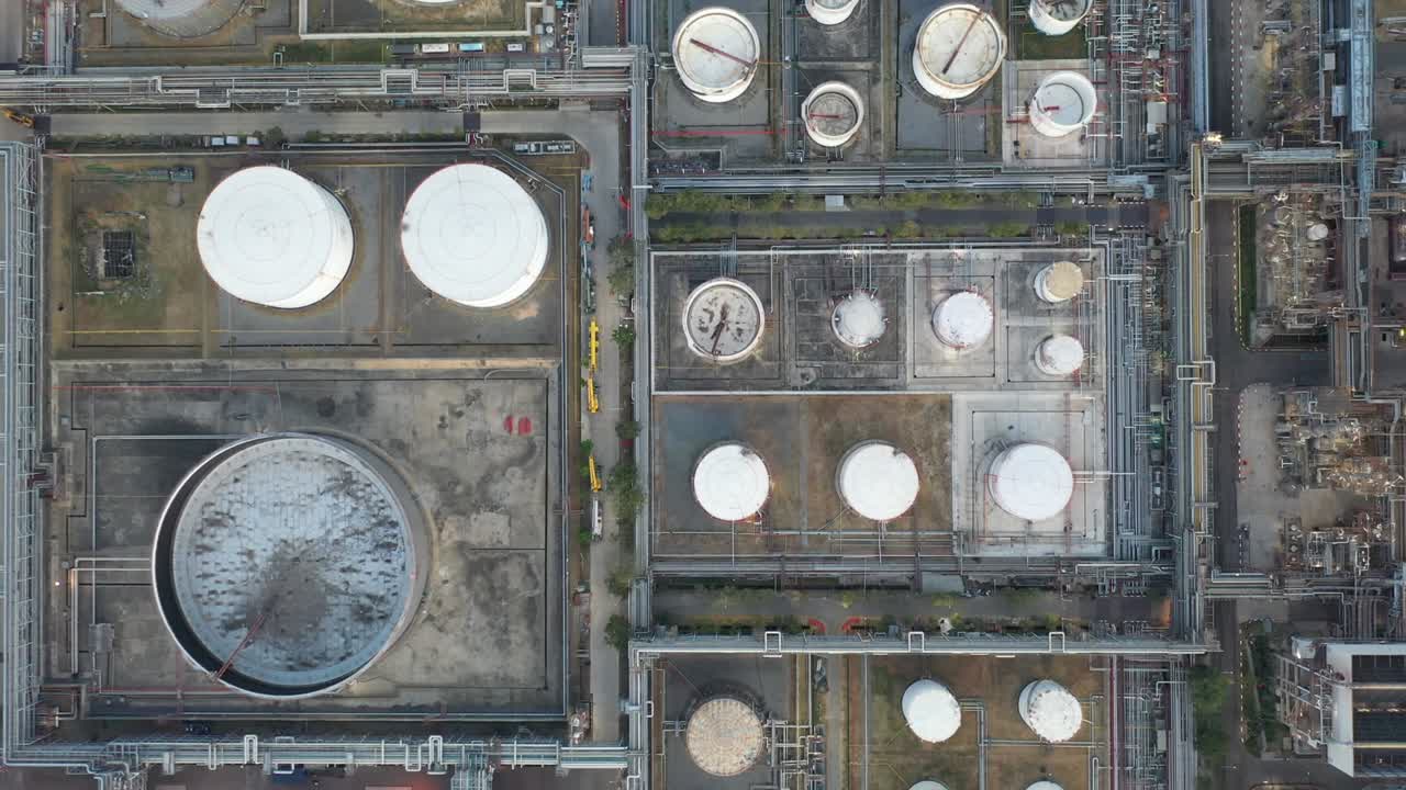 vista aérea de petróleo y gas industrial, refinería, fábrica, tanque de almacenamiento de petróleo y tubería de acero por la noche