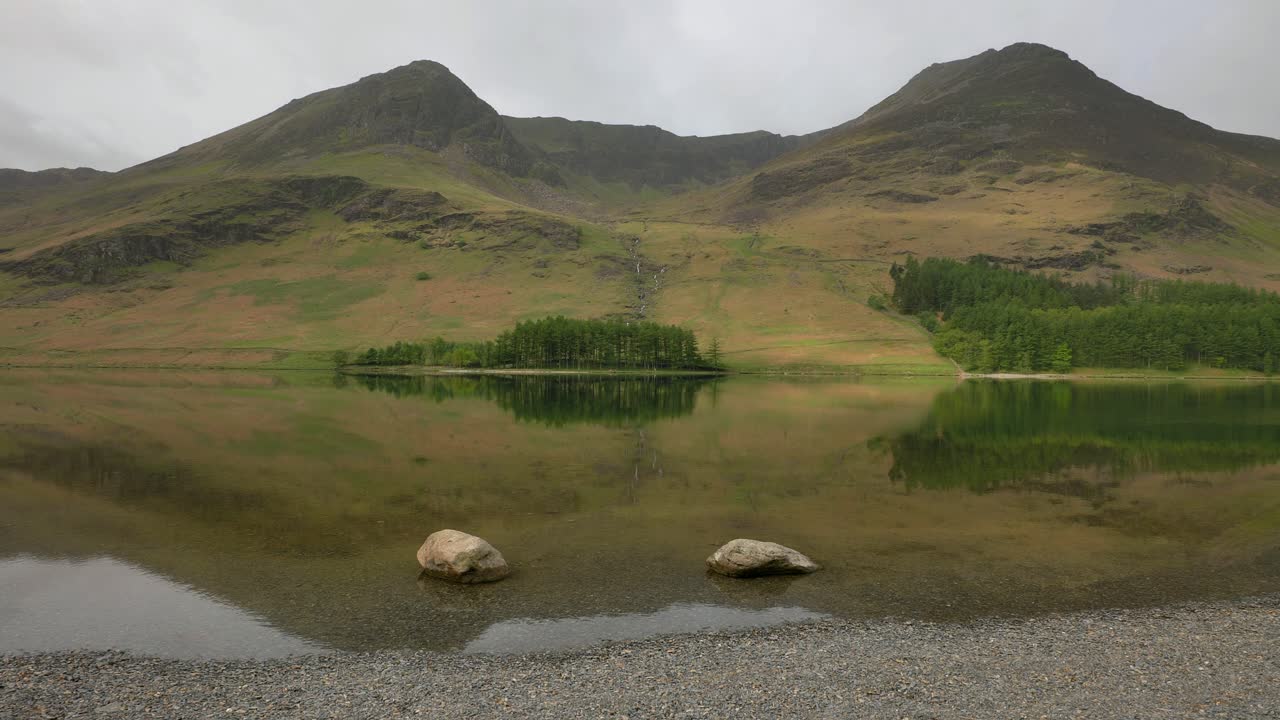 buttermere temprano en la mañana reflexiones de estilo alto y lucio rojo, distrito de los lagos, inglaterra