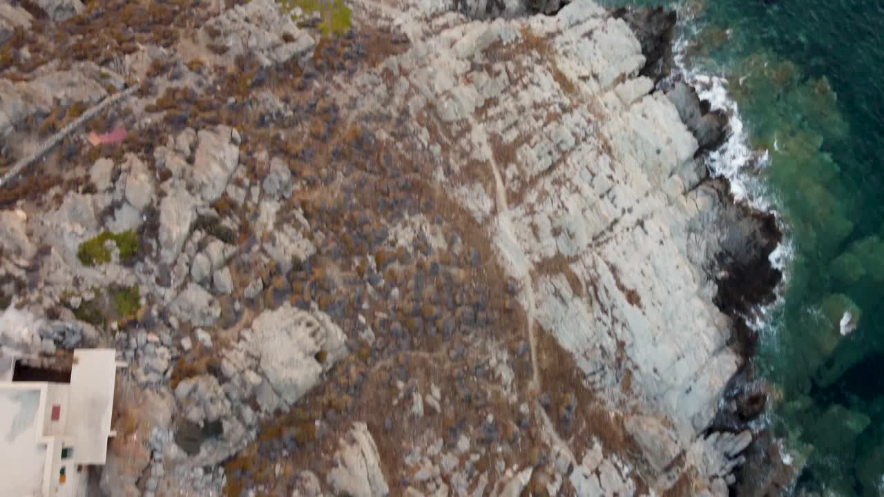 그리스 파로스 섬에 있는 그림 같은 나우사 해안의 하향식 전망