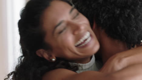pareja feliz propuesta de matrimonio hombre joven proponiendo a la mujer abrazando pareja disfrutando de compromiso sorpresa romántica