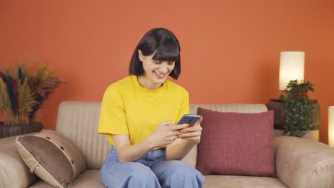 Mujer-Feliz-Enviando-Mensajes-De-Texto-Por-Teléfono.-Sonriente.