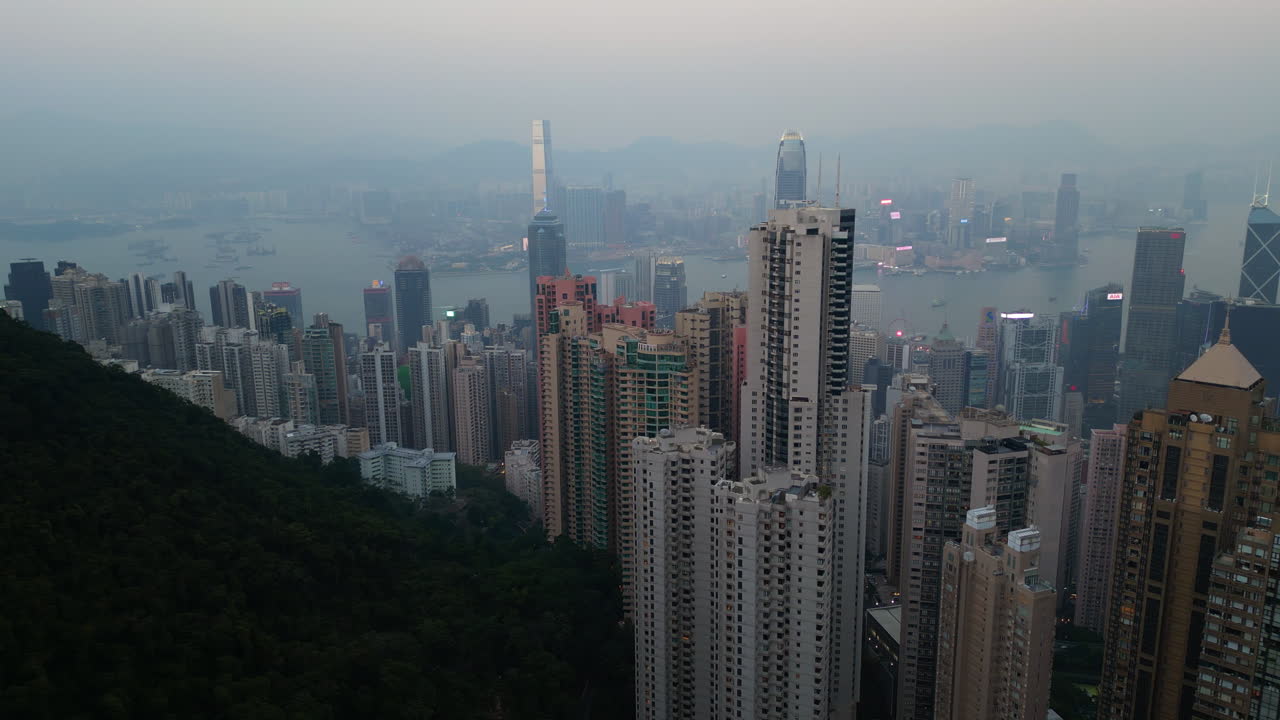Vista aérea do horizonte da cidade de Hong Kong e do Porto Victoria ao entardecer