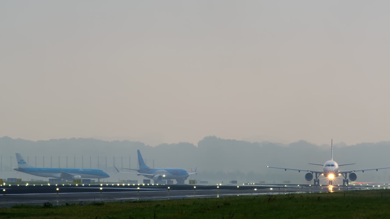 공항에서 안개 상태에서 착륙하고 이륙하는 비행기