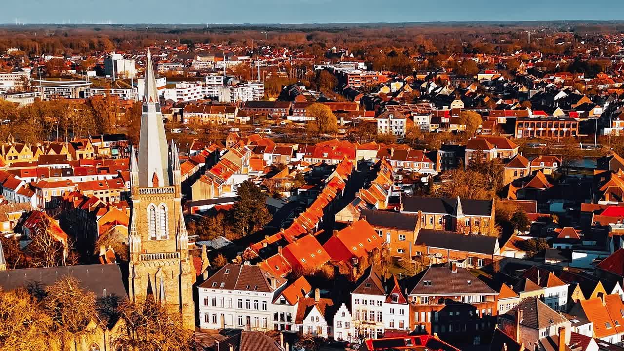 Vista del paesaggio urbano di Bruges, Belgio, con edifici e campanile