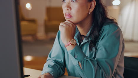 pensando, mujer de negocios y computadora por la noche