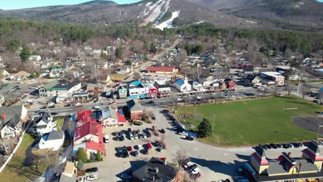 vista aérea de la ciudad de conway, condado de carrol, nuevo hampshire hacia el bosque nacional de la montaña blanca