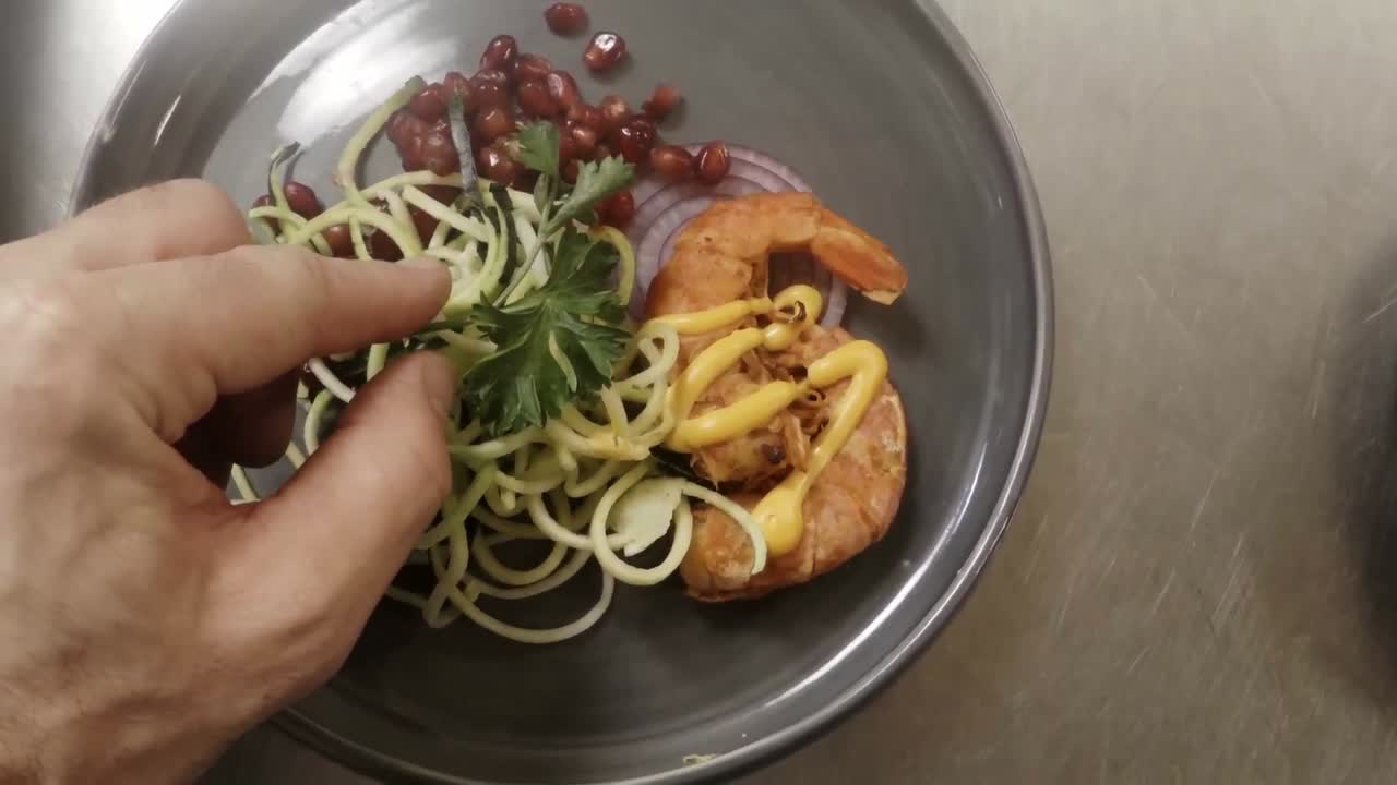 la mano del chef adornando la comida