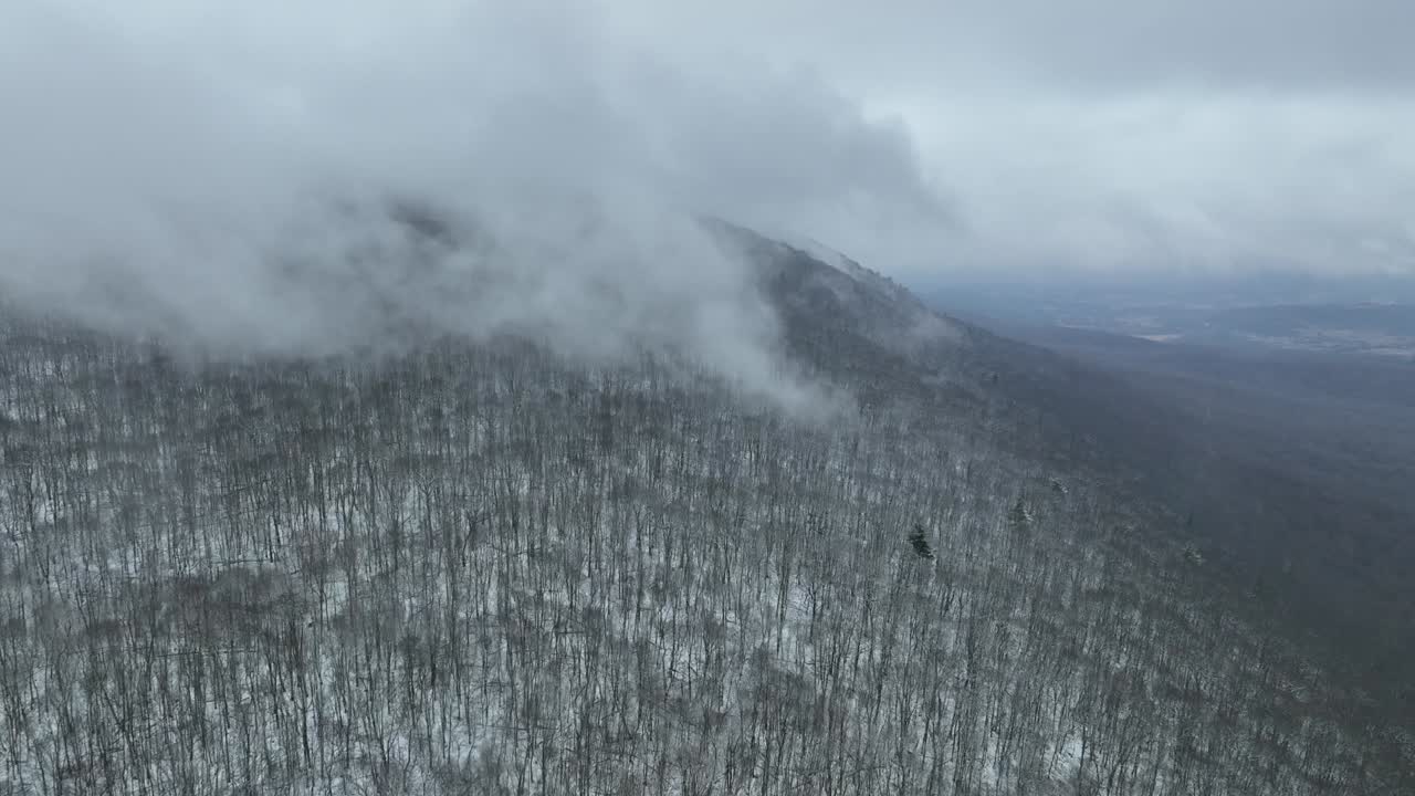 drone se acerca a la montaña cubierta de nubes