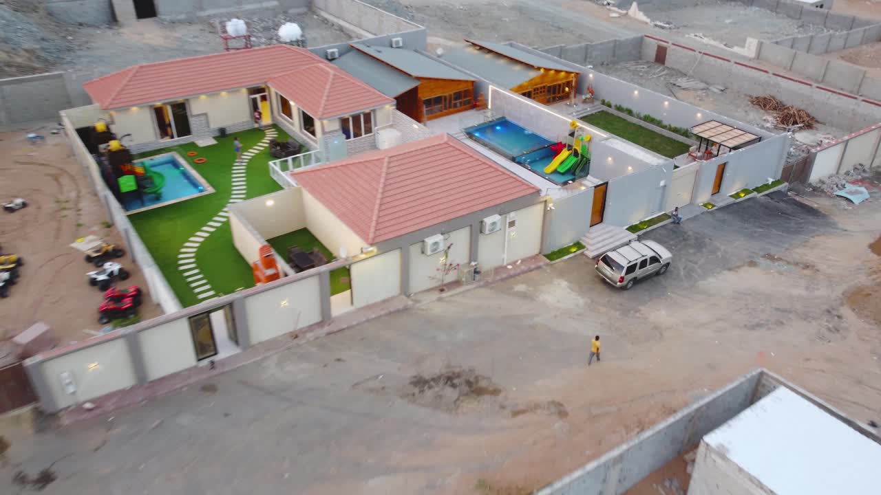 vuelo aéreo hacia atrás sobre casas recién construidas, revelando el vecindario