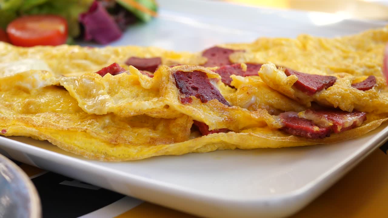 una deliciosa tortilla turca con sucuk