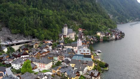 Imágenes-Aéreas-Del-Pueblo-De-Montaña-Austriaco-Hallstatt-Y-El-Lago-Hallstatter