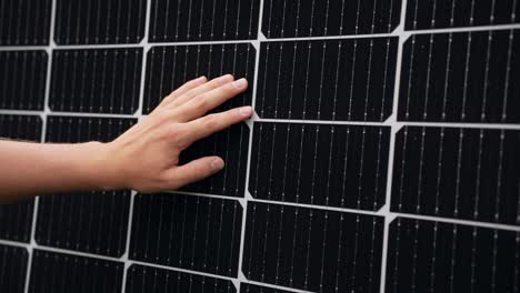 Hand-Inspiziert-Effizientes-Solarpanel,-Berührt-Zellen,-Nahaufnahme,-Statische-Aufladung,-Tag