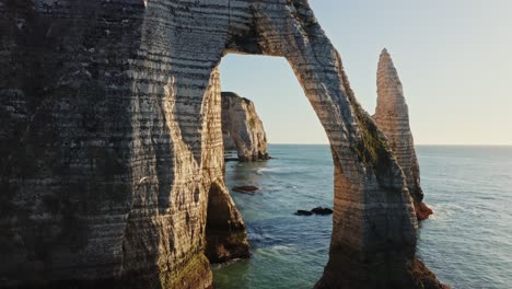 los impresionantes acantilados costeros de etretat, francia
