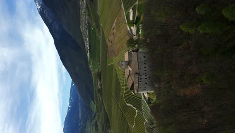 castillo en un valle verde con cultivos