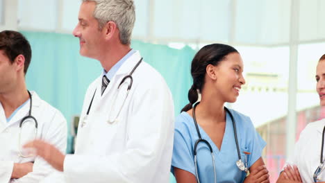 equipo médico hablando juntos en la oficina médica