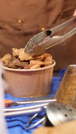 vendedor que sirve comida tradicional de la calle de hong kong