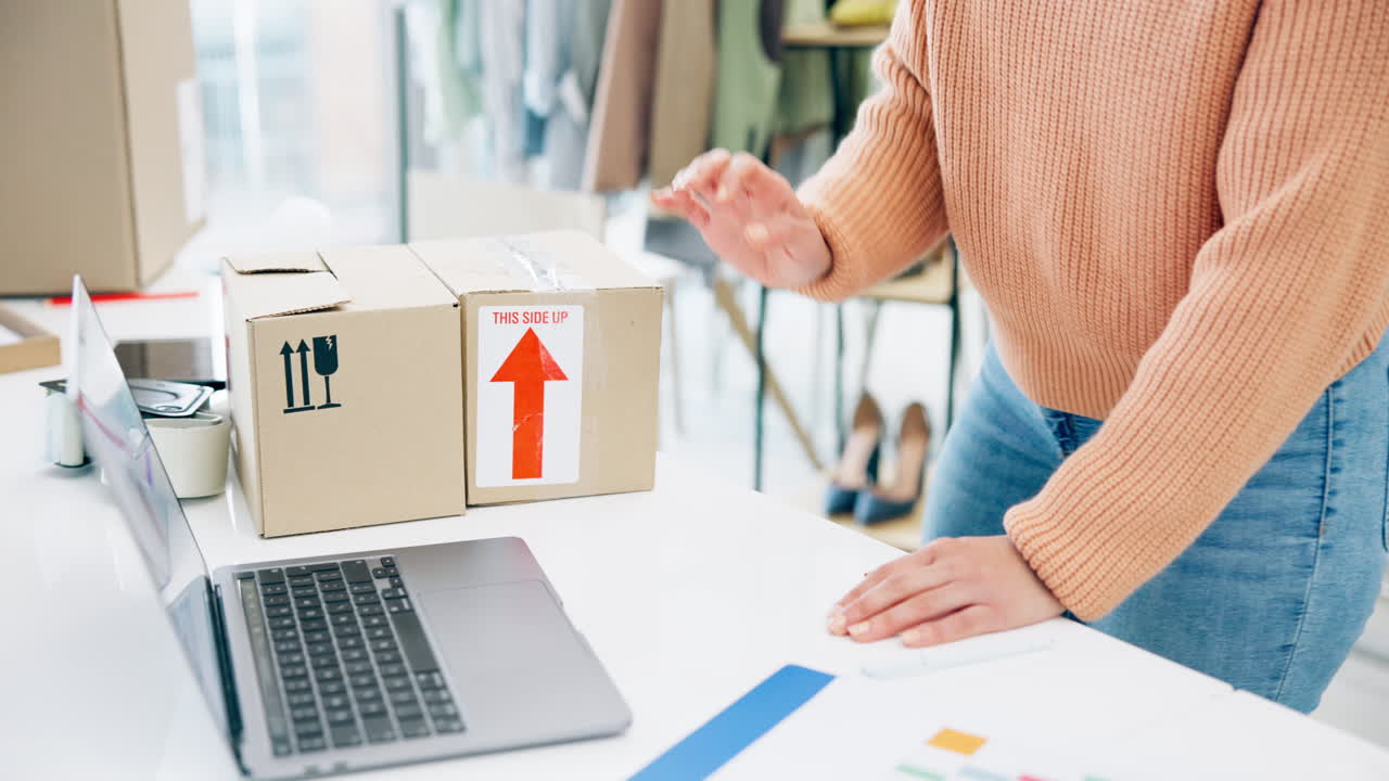 상자, 노트북과 손, 배달을 위한 패키지